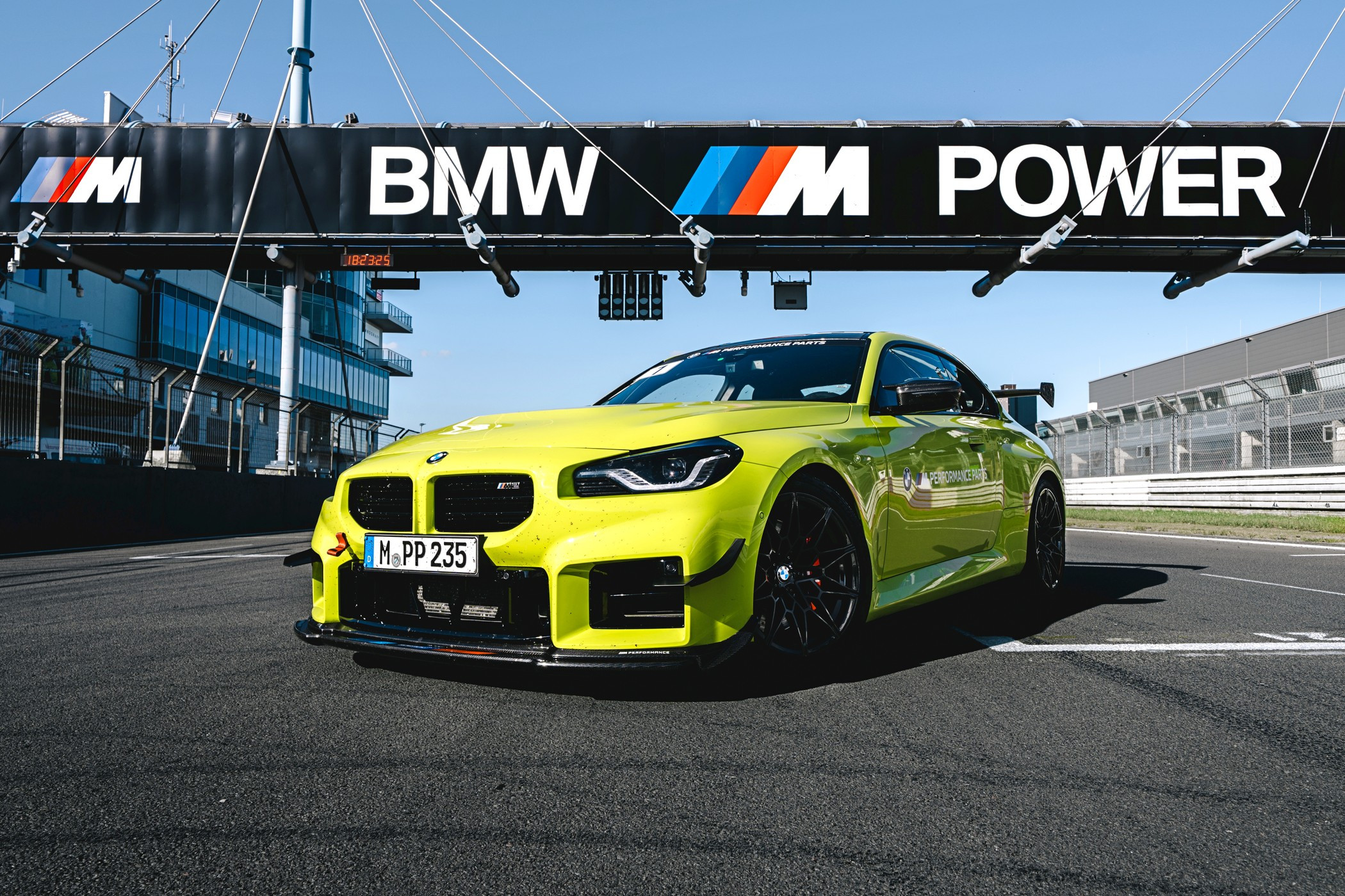 Photo of BMW M2 обновил рекорд Нюрбургринга благодаря трековому пакету