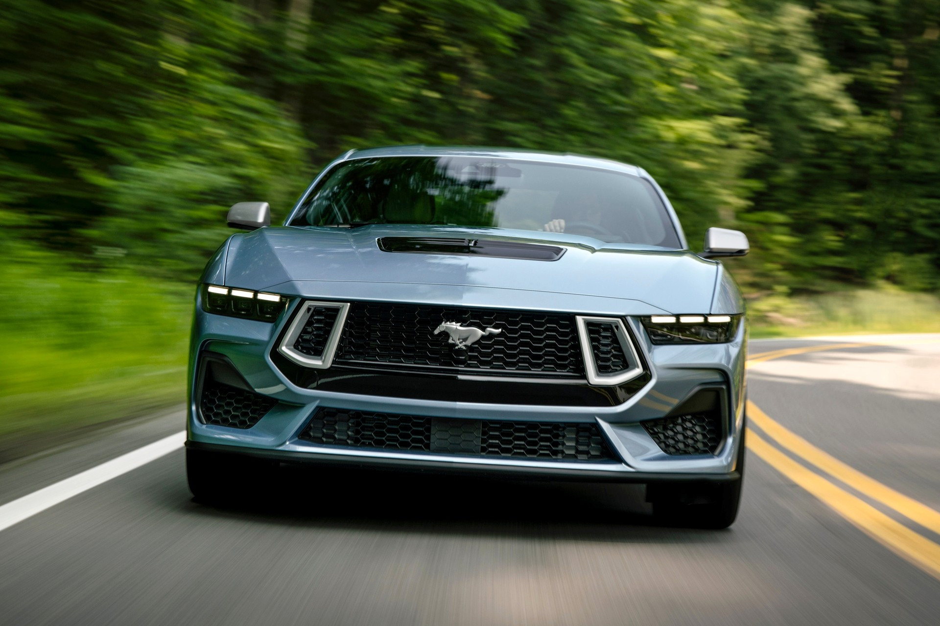 Photo of Ford показал четырёхдверный Mustang дилерам: он будет стоить менее 40 000 долларов